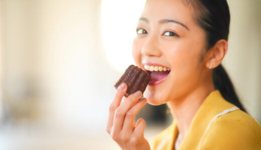 なぜ無性にお菓子を食べたくなるのか？