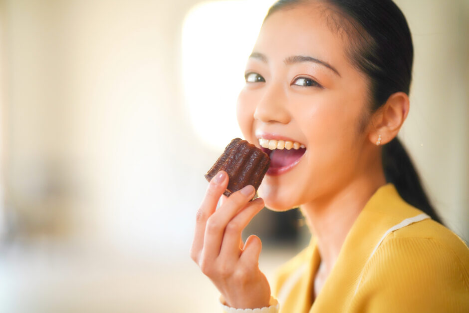 なぜ無性にお菓子を食べたくなるのか？